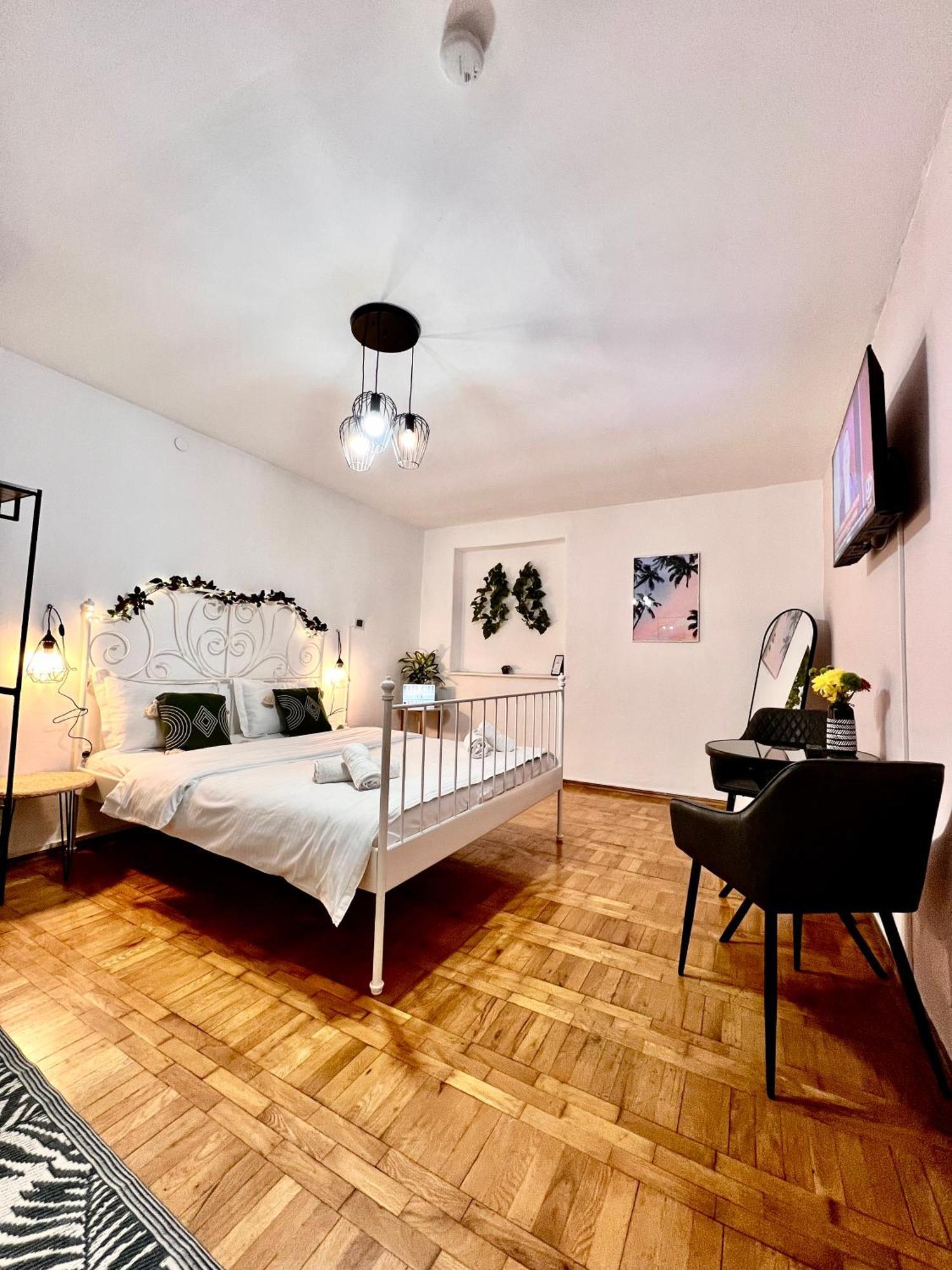 Old Town City Center Apartments Braşov Buitenkant foto